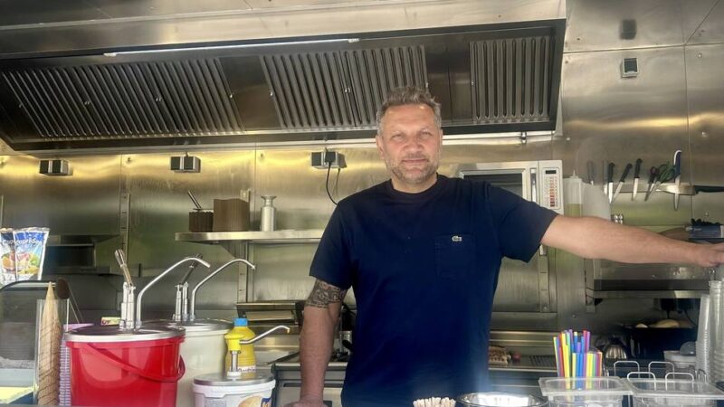 Neues Angebot in Moers: Currywurst-Profi übernimmt Imbiss im Freizeitpark