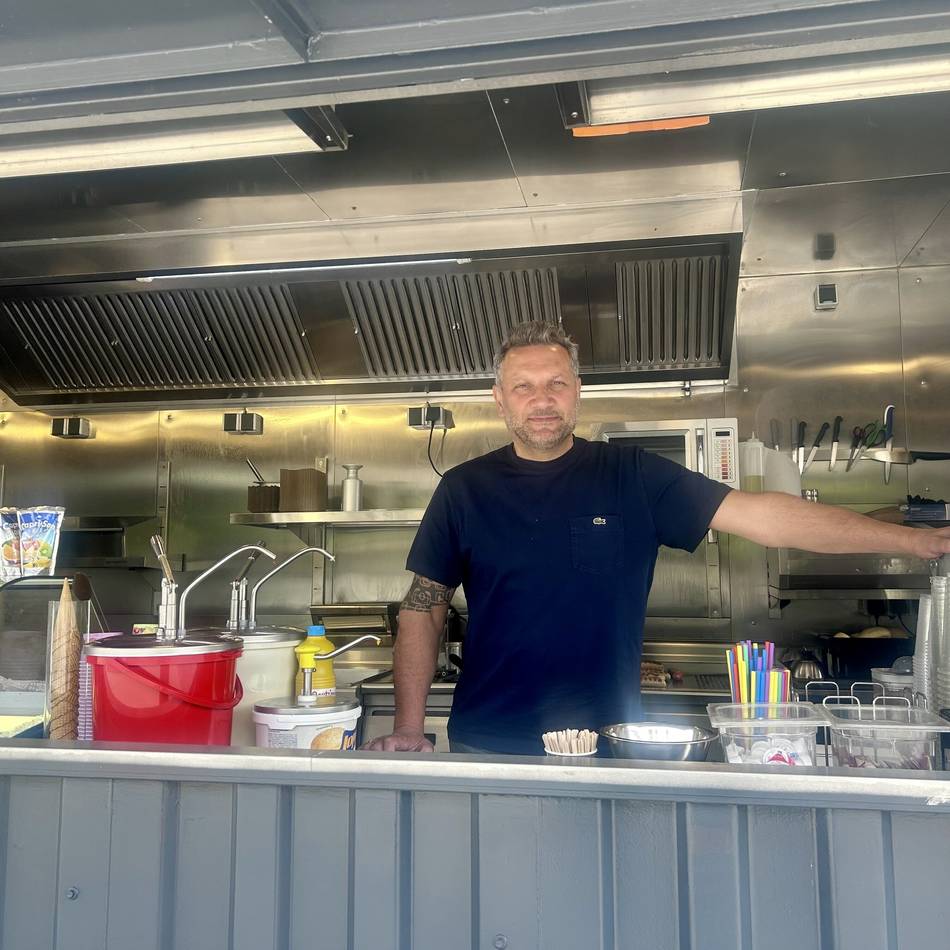 Neues Angebot in Moers: Currywurst-Profi übernimmt Imbiss im Freizeitpark