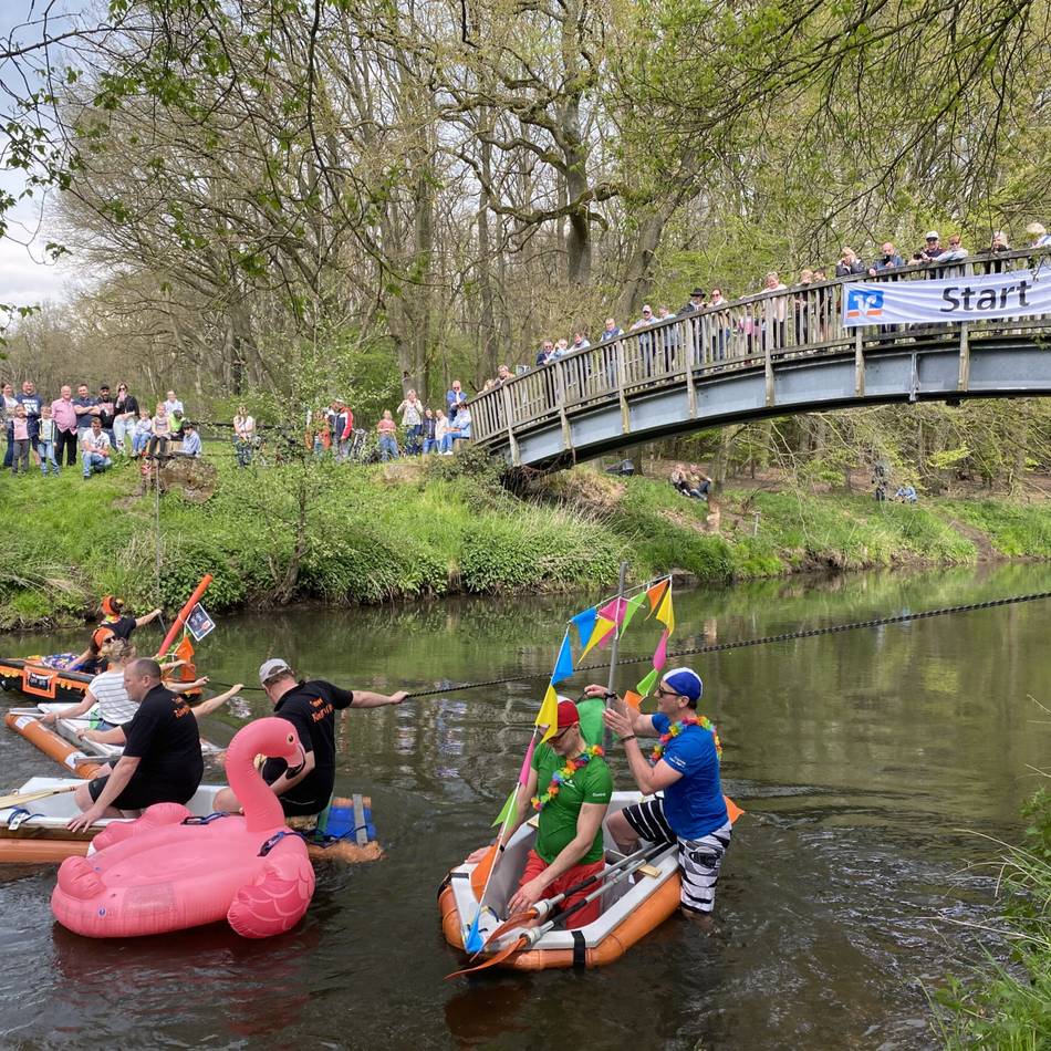 20 Teams starten: Badewannenrennen auf der Niers geht in die sechste Runde