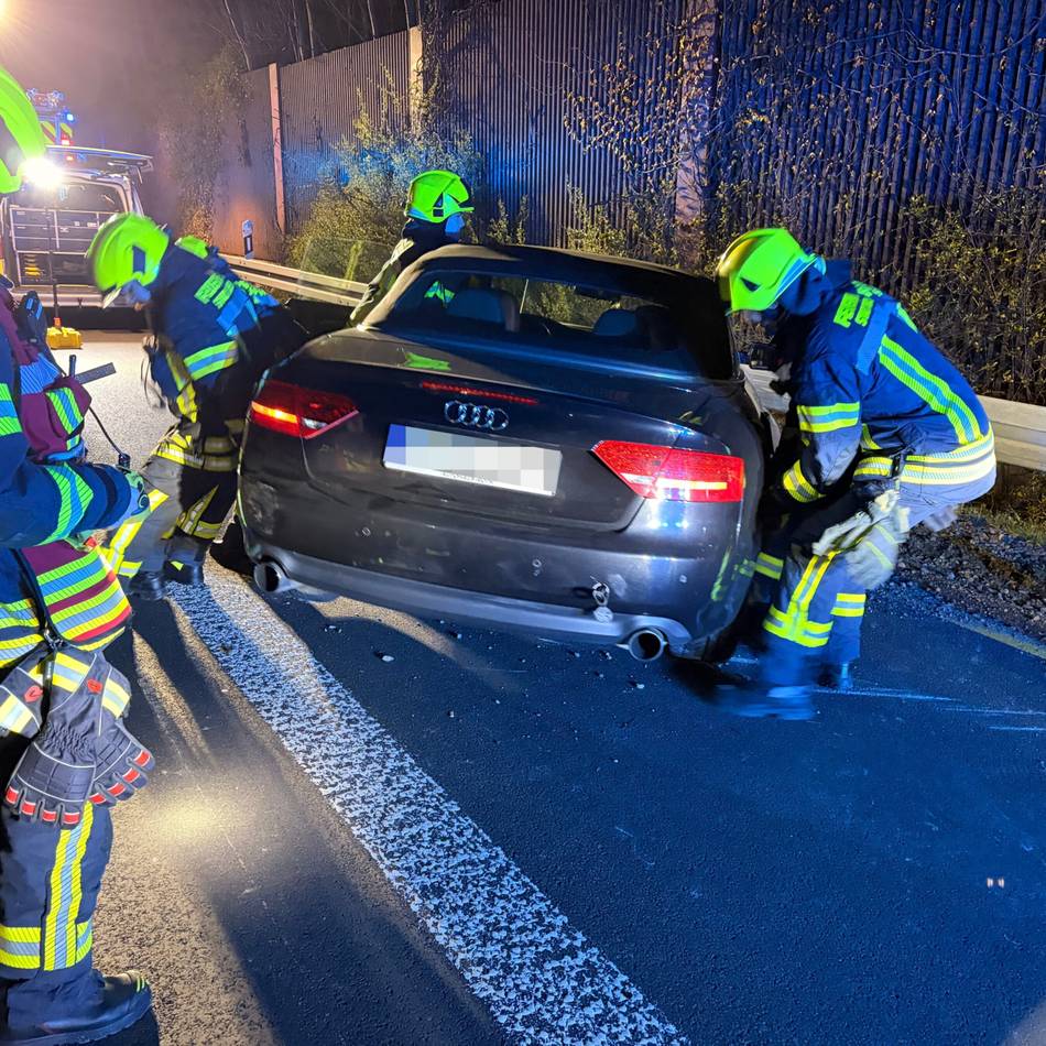 Stau auf A46 bei Jüchen: Feuerwehr kommt nicht durch – dann hilft ein Motorradfahrer