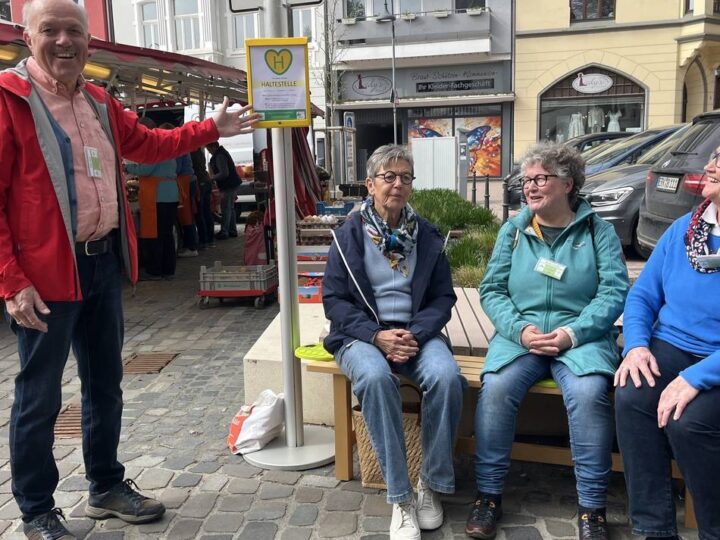 Auf dem Erkelenzer Wochenmarkt: Die etwas andere Haltestelle lädt zum Gespräch ein