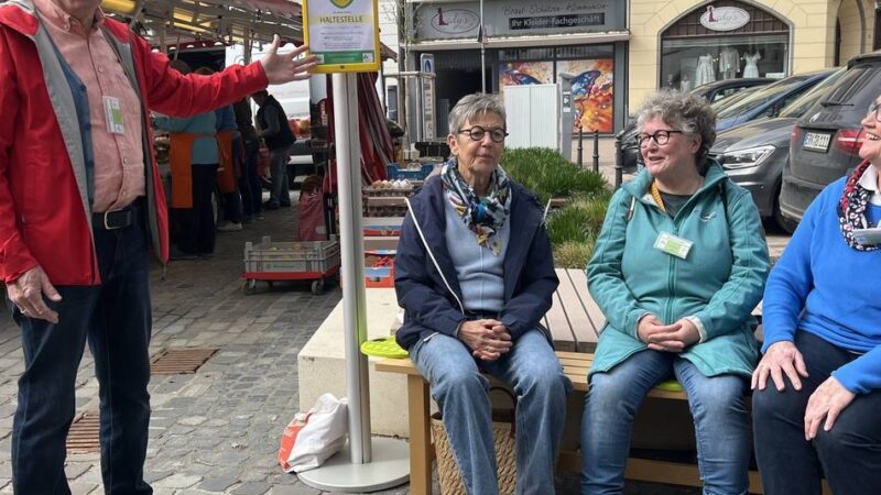Auf dem Erkelenzer Wochenmarkt: Die etwas andere Haltestelle lädt zum Gespräch ein