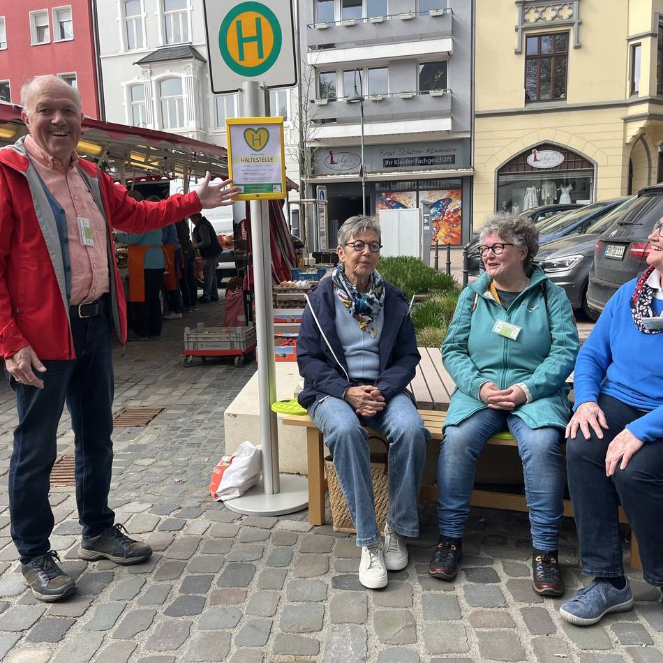 Auf dem Erkelenzer Wochenmarkt: Die etwas andere Haltestelle lädt zum Gespräch ein