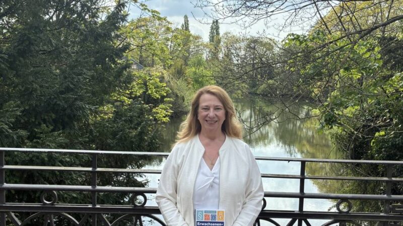 Sachbuch-Autorin aus Moers: „Ich habe in der Schule auch nicht gelernt, wie ich eine Steuererklärung mache“