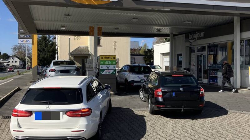 Tankstellen-Preise in Hilden: Autofahrerin tankt falschen Sprit, um Geld zu sparen
