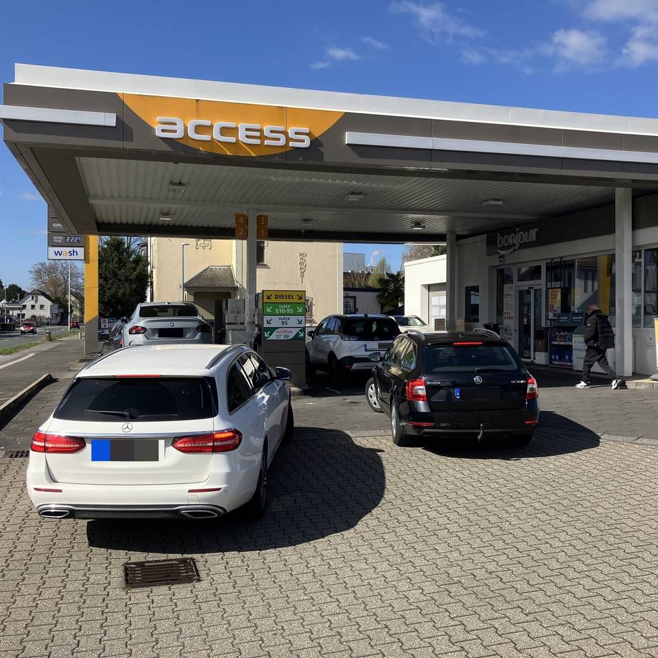 Tankstellen-Preise in Hilden: Autofahrerin tankt falschen Sprit, um Geld zu sparen