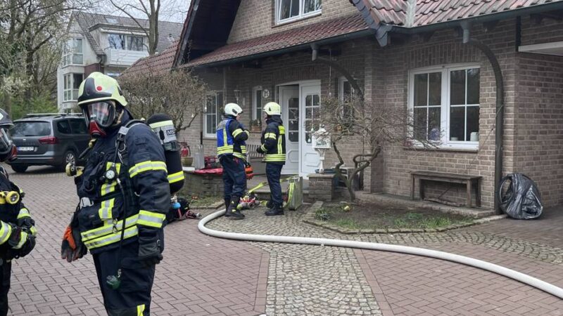 Kellerbrand in Dinslaken: Feuerwehr rettet Hund aus verrauchtem Gebäude