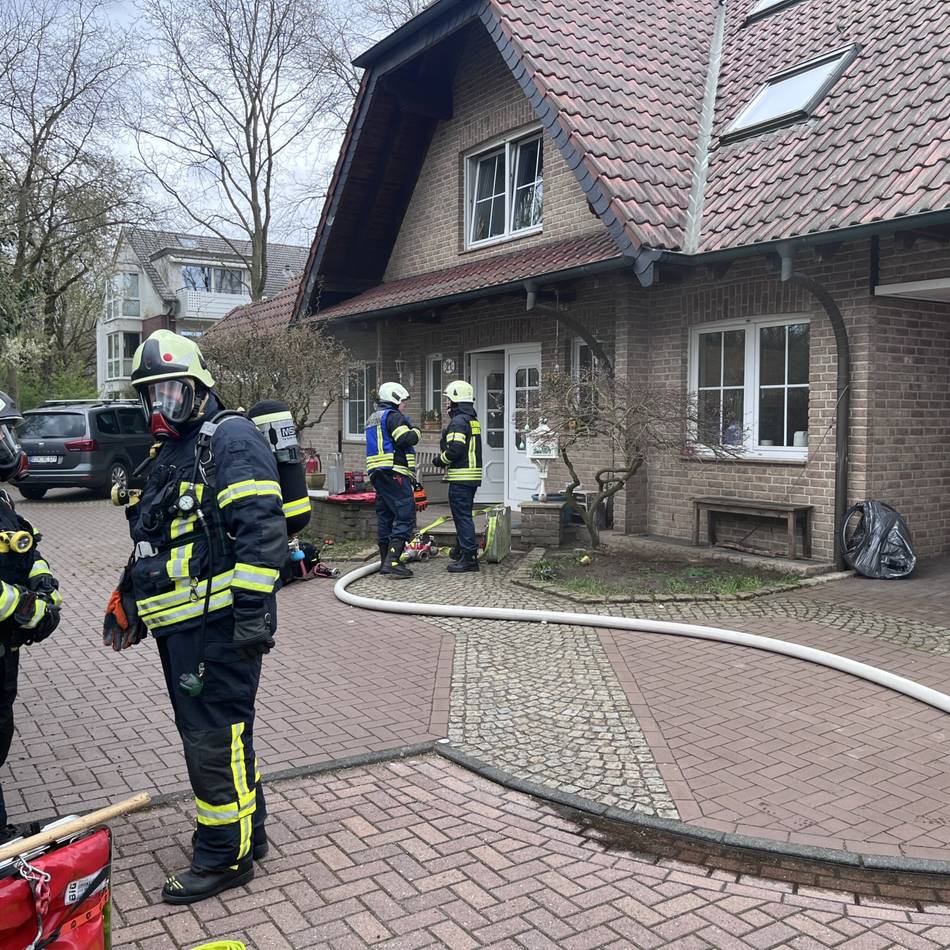 Kellerbrand in Dinslaken: Feuerwehr rettet Hund aus verrauchtem Gebäude