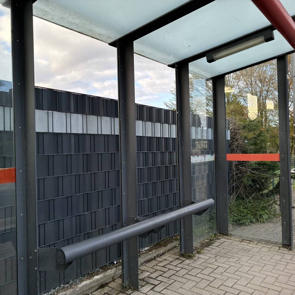 In Kapellen, Vernum und Hartefeld: Unbekannte zerstören Glasscheiben an Bushaltestellen