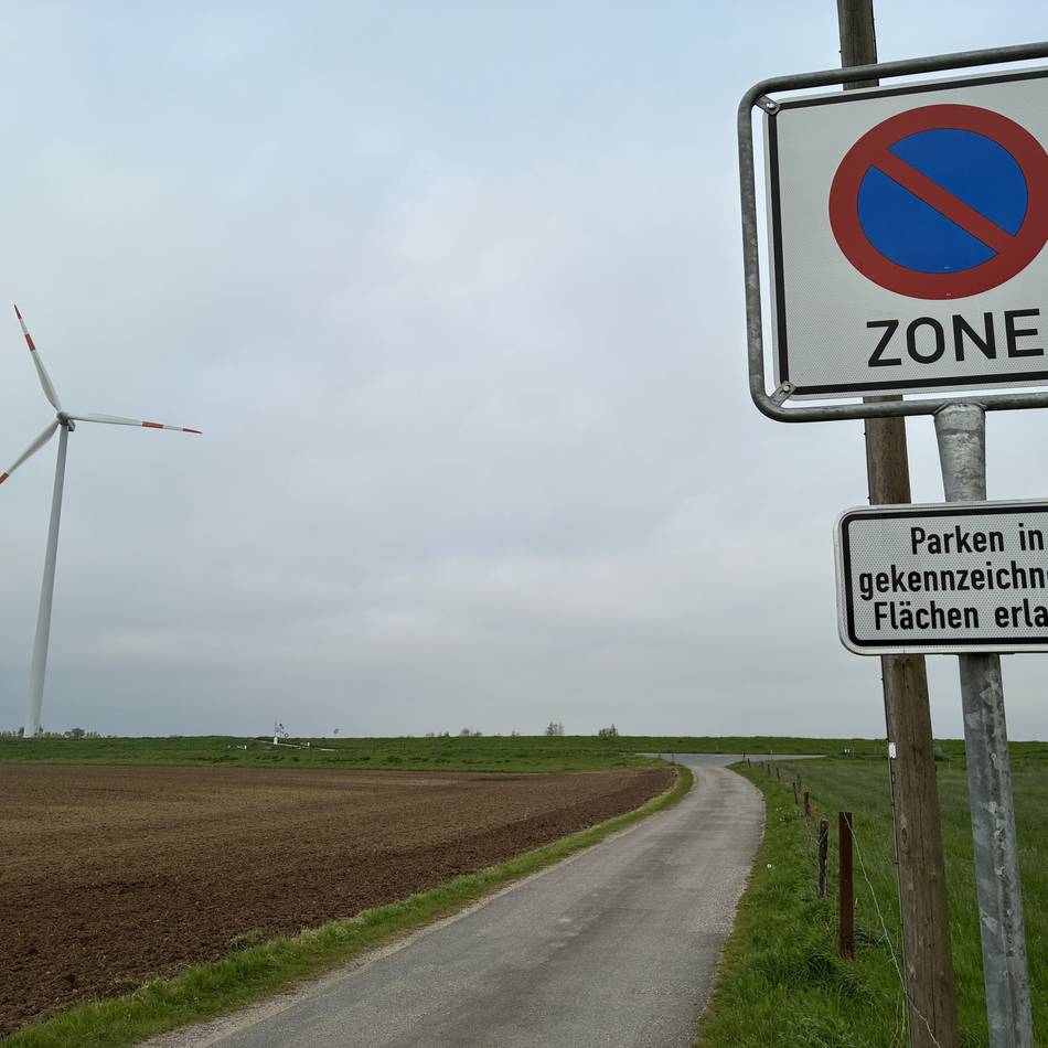 Zwischen Rees und Wesel: Darum ist Parken am Deich in Mehr jetzt verboten