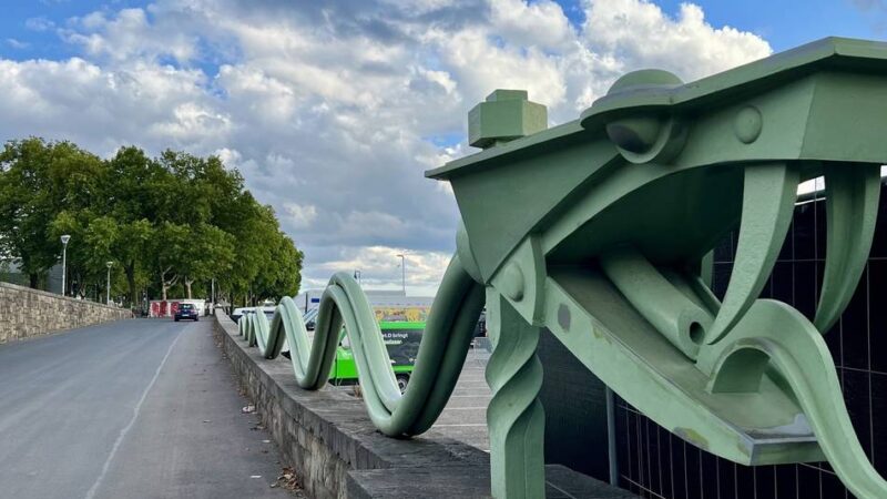Skulptur am Rhein in Düsseldorf: Die Hochwasserschlange lässt auf sich warten
