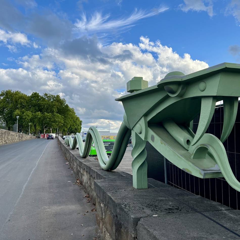Skulptur am Rhein in Düsseldorf: Die Hochwasserschlange lässt auf sich warten
