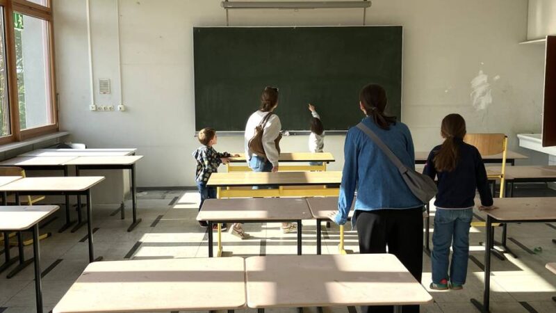 Begehung der ehemaligen Realschule in Büttgen: „Es ist eine Verbesserung, hierher zu ziehen“