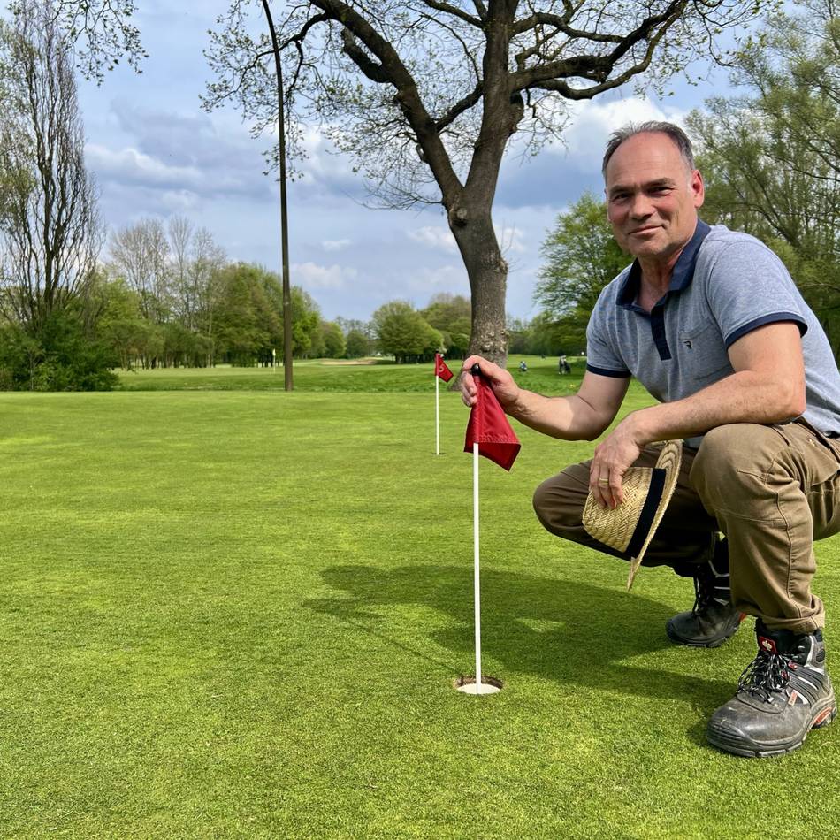Vom Düngen, Mähen und Wässern bei Sonne: Profi-Tipps für den perfekten Rasen – so macht es der Greenkeeper