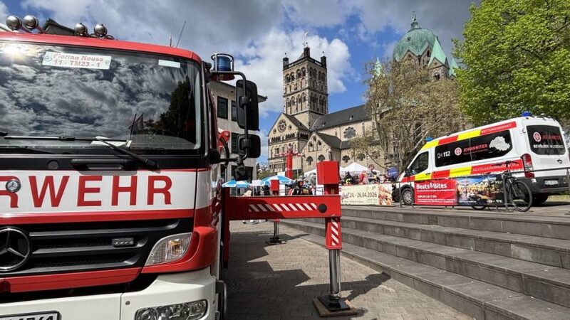 Verkaufsoffener Handel und Gartenschau: Blumen, Blaulicht, Billigheimer – so war der erste Neusser Laga-Sonntag
