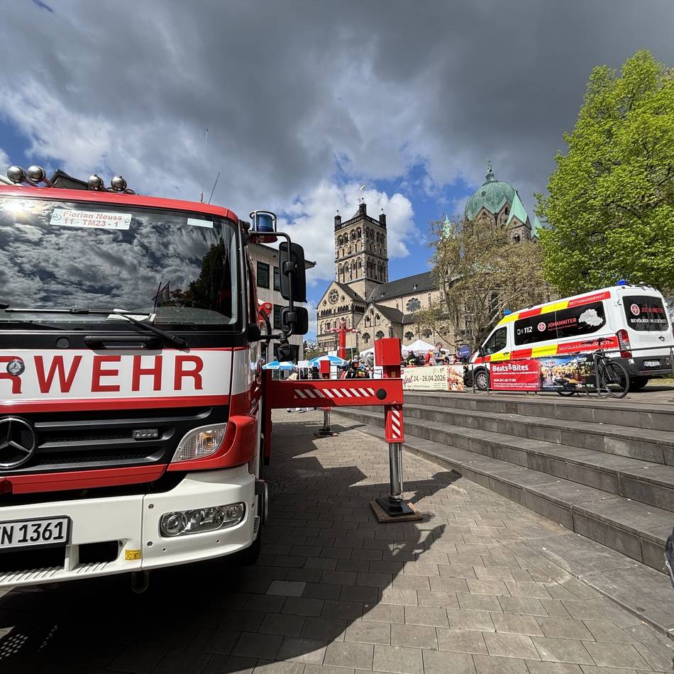 Verkaufsoffener Handel und Gartenschau: Blumen, Blaulicht, Billigheimer – so war der erste Neusser Laga-Sonntag