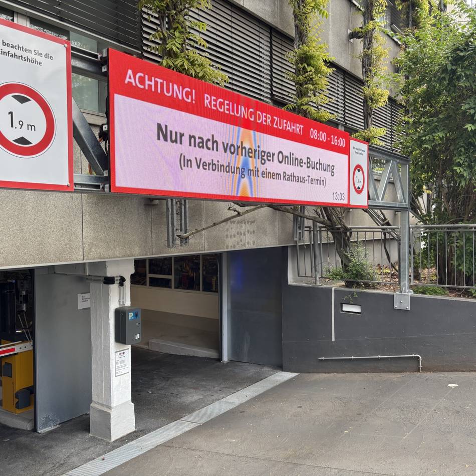 Stadt korrigiert Nutzungssystem: Nur 60 Einfahrten in einem Monat – das Fiasko mit der Neusser Rathaus-Garage
