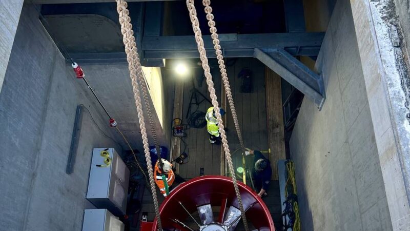 Baustelle in Düsseldorf: Hier werden die neuen Mammut-Lüfter im Rheinufertunnel eingebaut
