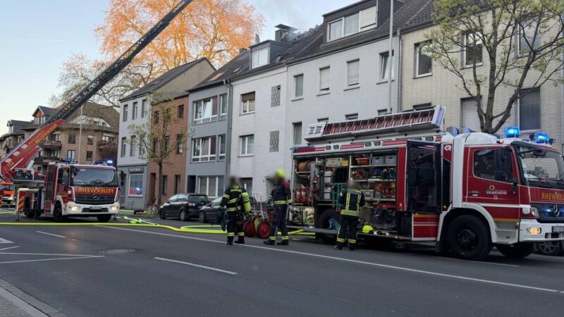 Einsatz in Mönchengladbach: Limitenstraße wegen Dachstuhlbrand gesperrt – keine Verletzten