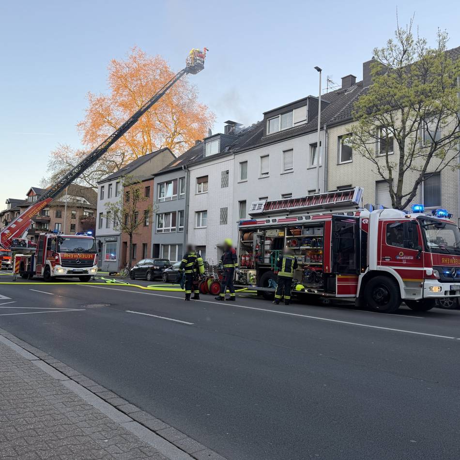 Einsatz in Mönchengladbach: Limitenstraße wegen Dachstuhlbrand gesperrt – keine Verletzten