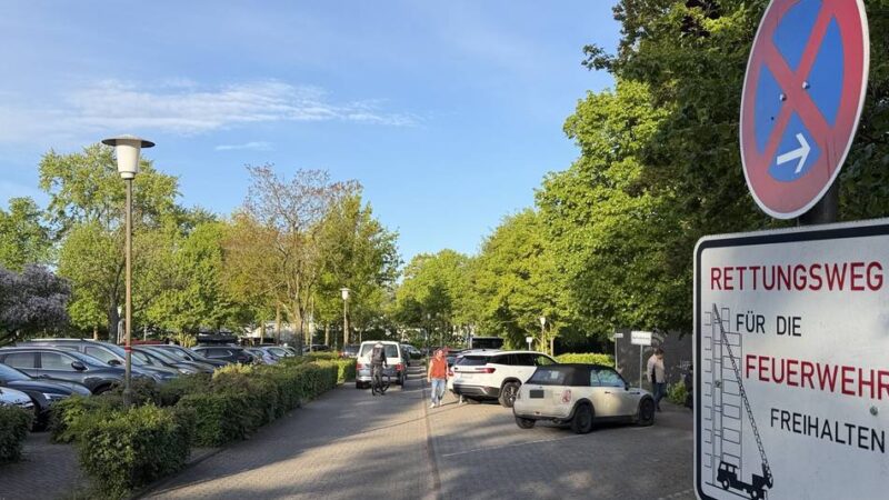 Behindertenparkplatz blockiert: Ordnungsamt greift bei Eltern-Taxis am Schulzentrum in Xanten durch