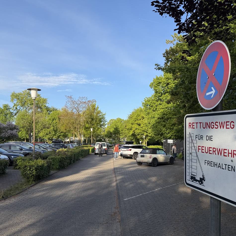 Behindertenparkplatz blockiert: Ordnungsamt greift bei Eltern-Taxis am Schulzentrum in Xanten durch