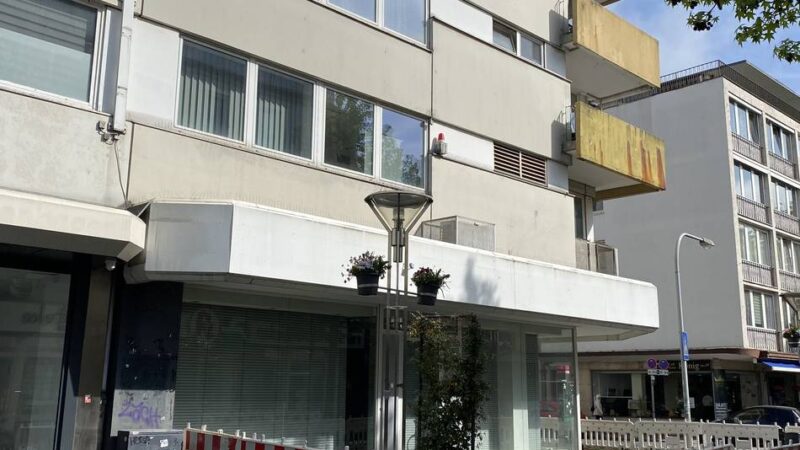Absperrungen auf Krefelder Rheinstraße: Fassadenteile drohen vom ehemaligen Santander-Gebäude zu fallen