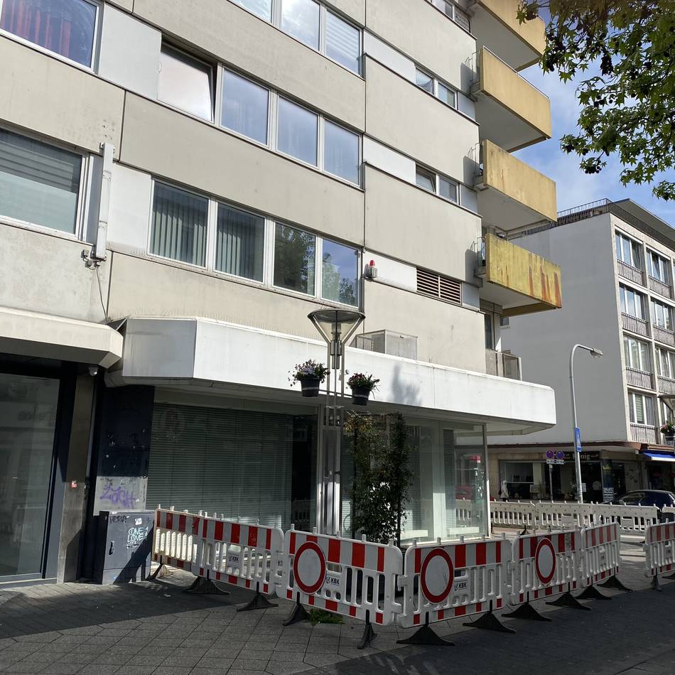 Absperrungen auf Krefelder Rheinstraße: Fassadenteile drohen vom ehemaligen Santander-Gebäude zu fallen