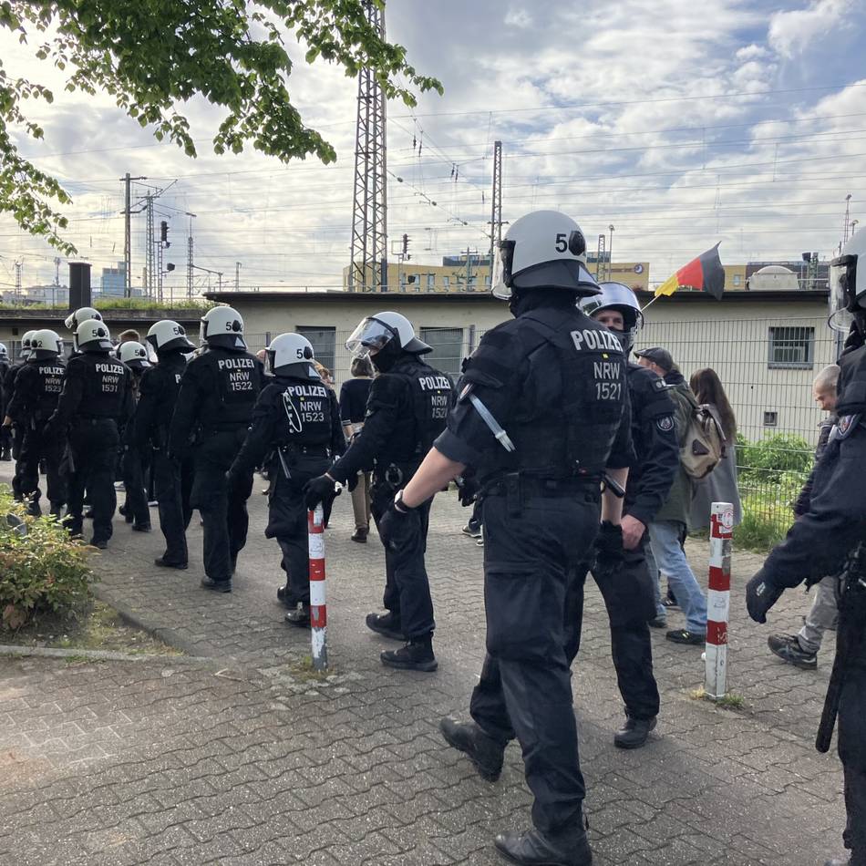 Einsatz in Düsseldorf: Polizei soll Demonstrantin bei Anti-AfD-Protest überrannt haben