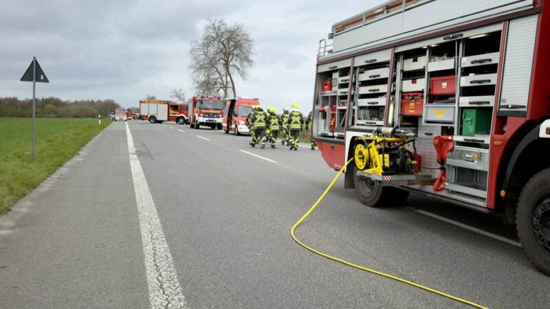 Verkehrsunfall in Hünxe: Auto landet in Graben – Feuerwehr im Einsatz