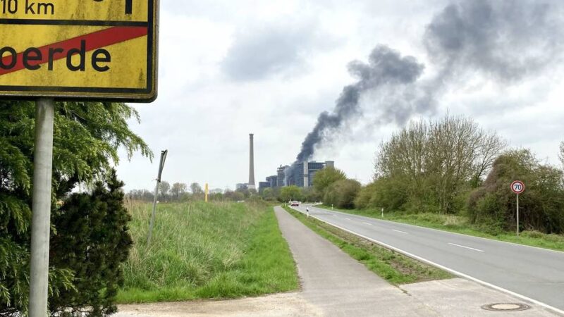 Großeinsatz der Feuerwehr: Brand in ehemaligem Kraftwerk in Voerde – Rauchsäule war kilometerweit sichtbar