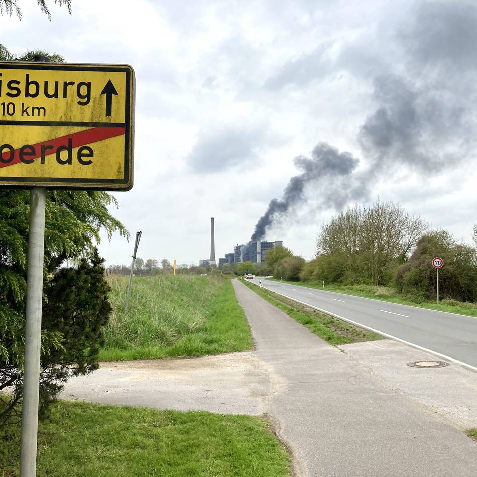 Großeinsatz der Feuerwehr: Brand in ehemaligem Kraftwerk in Voerde – Rauchsäule war kilometerweit sichtbar