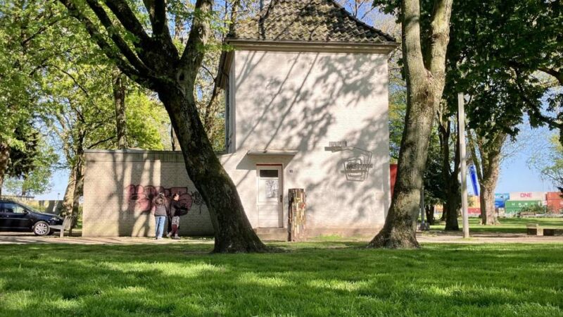 Kleine Galerie im Rheinpark: Das Haus im Park lauscht den Vögeln