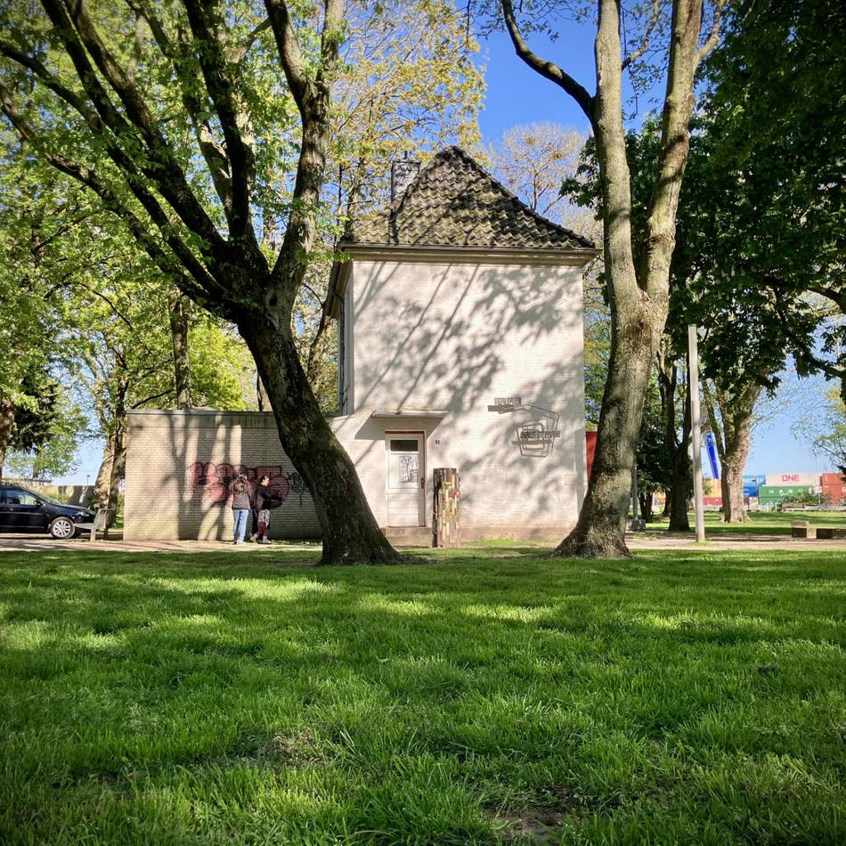 Kleine Galerie im Rheinpark: Das Haus im Park lauscht den Vögeln