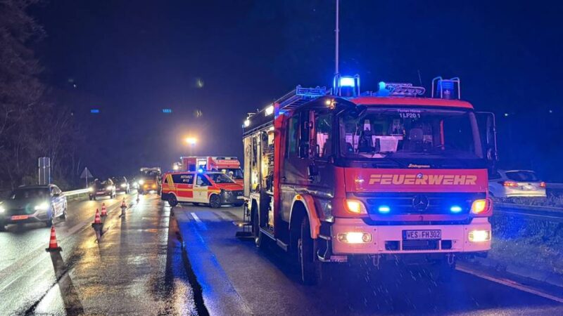 A3 bei Hünxe: Elektroauto schleudert in Leitplanke – Trümmer treffen Gegenverkehr