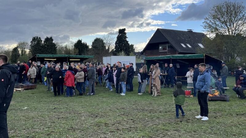 Innerhalb von Stunden Holz gesammelt: Solidarität rettet Osterfeuer in Marienbaum