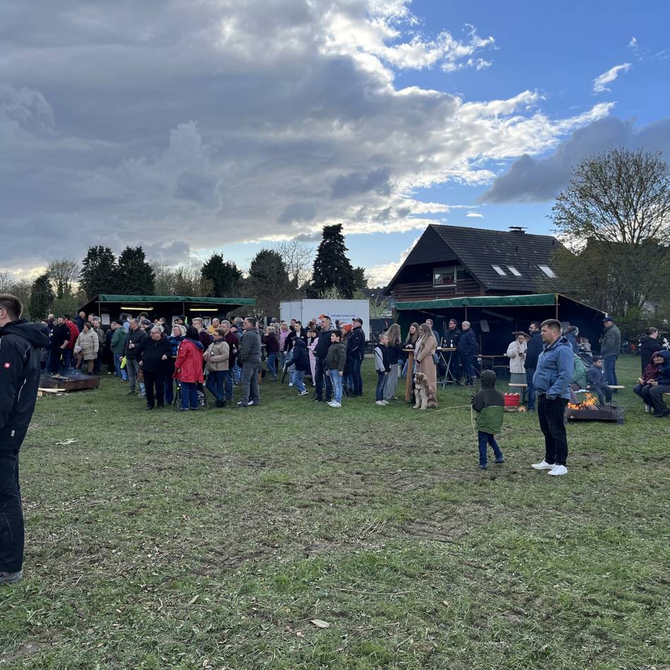Innerhalb von Stunden Holz gesammelt: Solidarität rettet Osterfeuer in Marienbaum