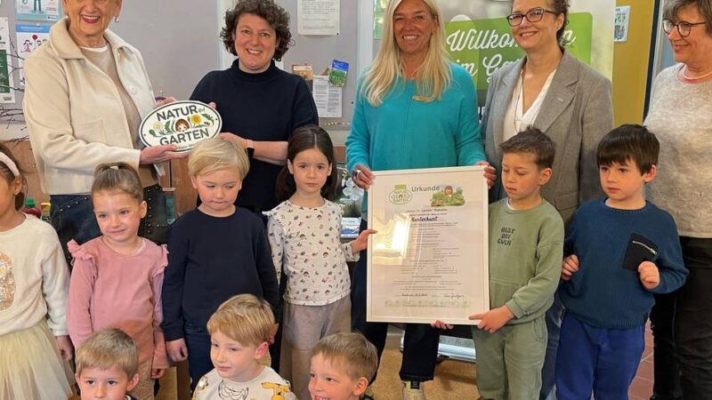 Plakette „Natur im Garten“: Meerbuscher Kita für naturnahes Gärtnern ausgezeichnet