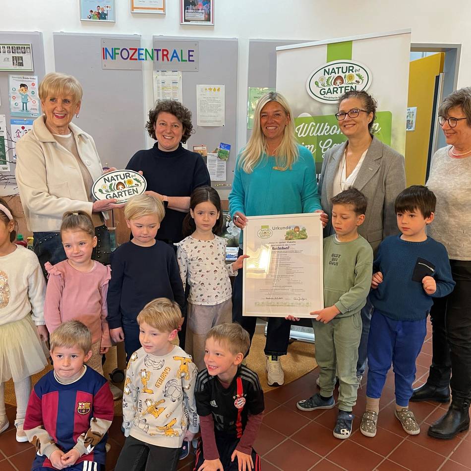 Plakette „Natur im Garten“: Meerbuscher Kita für naturnahes Gärtnern ausgezeichnet