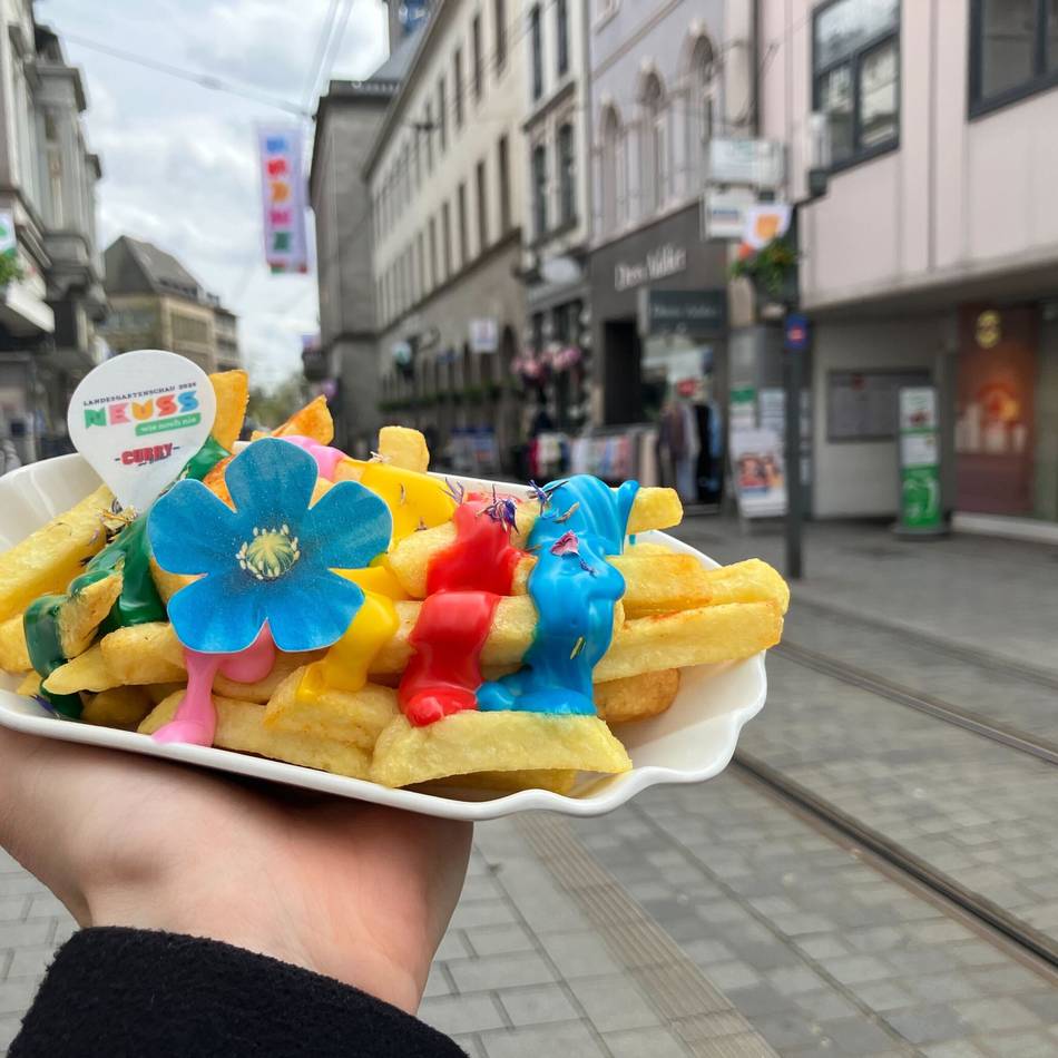Fritten mit bunter Mayonnaise und Blümchen: So schmecken die Neusser Laga-Pommes