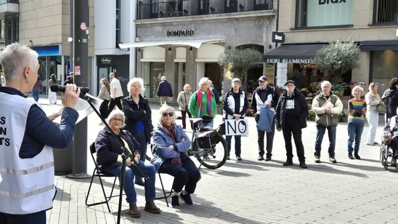 Auf dem Schadowplatz in Düsseldorf: Lesungen erinnern an die Bücherverbrennung
