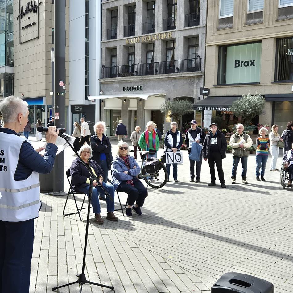 Auf dem Schadowplatz in Düsseldorf: Lesungen erinnern an die Bücherverbrennung
