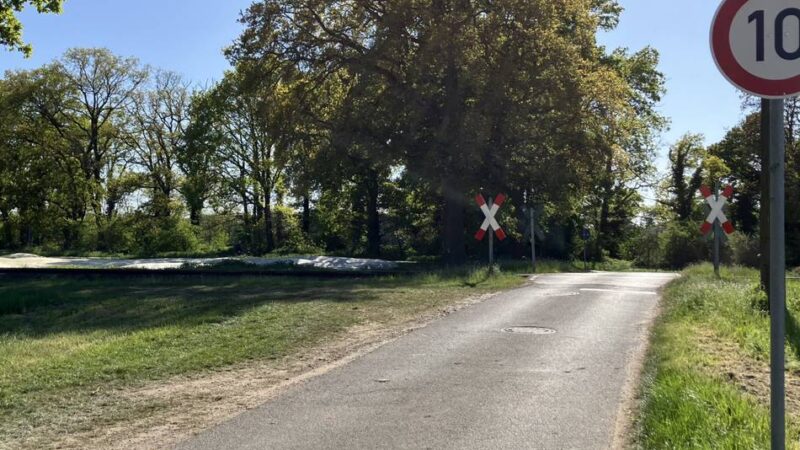 Bahnübergang in Menzelen: Reaktion auf schwere Unfälle – Bodenschwellen sollen Verkehr bremsen