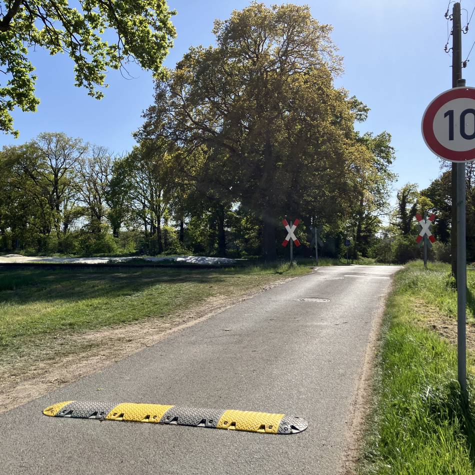 Bahnübergang in Menzelen: Reaktion auf schwere Unfälle – Bodenschwellen sollen Verkehr bremsen