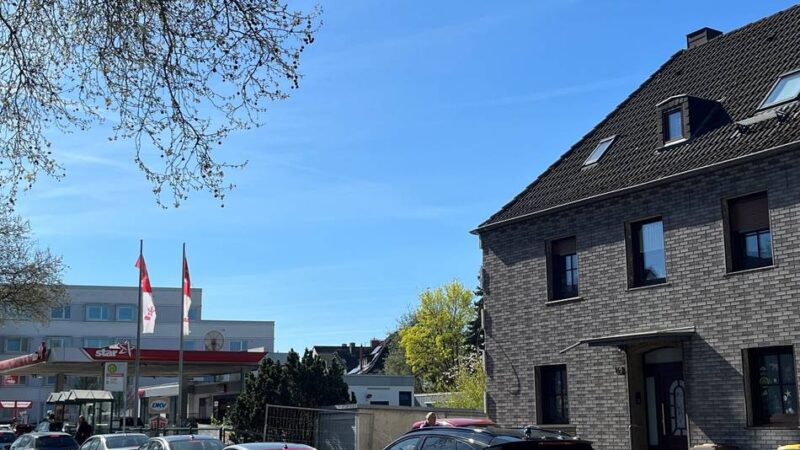 Tanken in Hilden: Bis zu elf Cent Ersparnis – Autofahrer nehmen Stau in Kauf