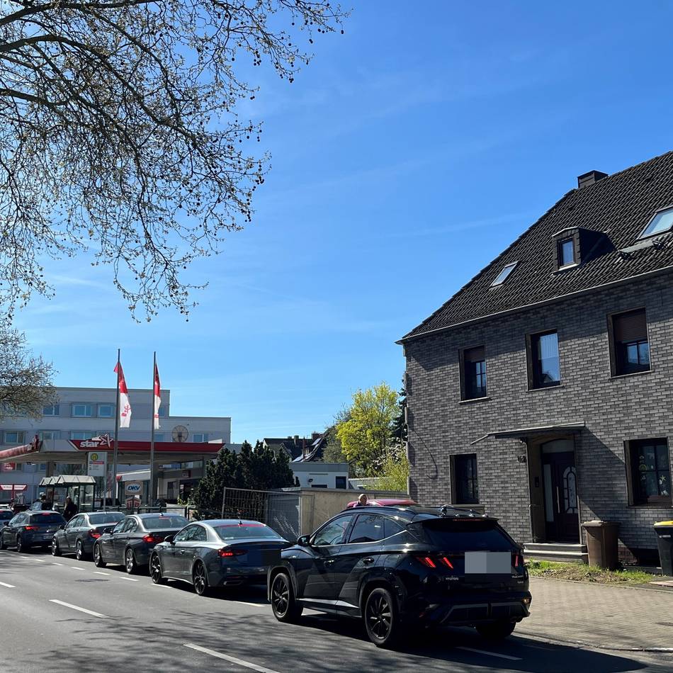 Tanken in Hilden: Bis zu elf Cent Ersparnis – Autofahrer nehmen Stau in Kauf