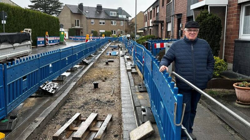 Blumenviertel in Mönchengladbach: Wasserrohre, Glasfaserkabel, Gasleitungen – eineinhalb Jahre Dauerbaustelle am Azaleenweg