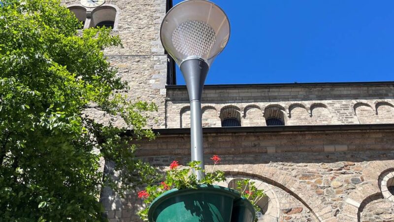 Innenstadt in Hilden: 102 Blumenampeln schmücken die Fußgängerzone