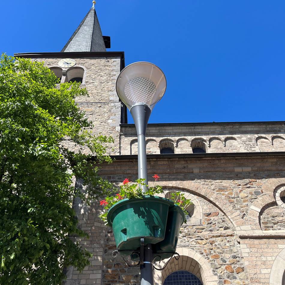 Innenstadt in Hilden: 102 Blumenampeln schmücken die Fußgängerzone