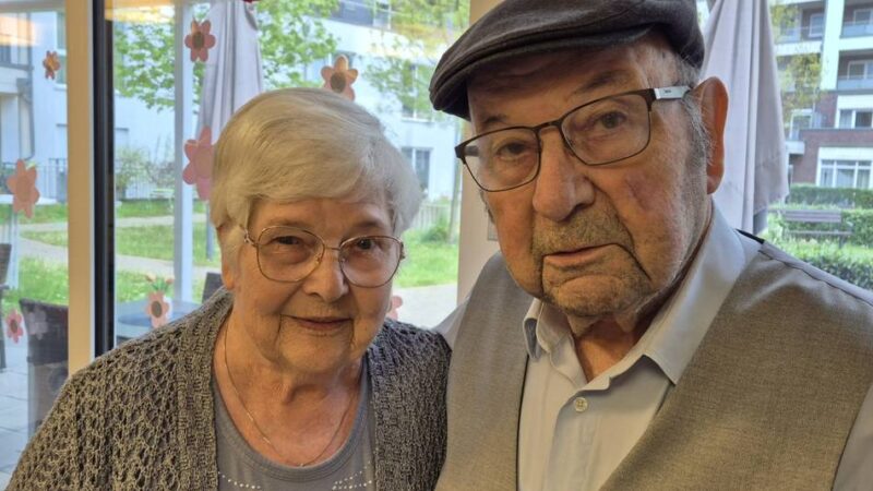 Eiserne Hochzeit in Grevenbroich: Mit einer Postkarte fing alles an